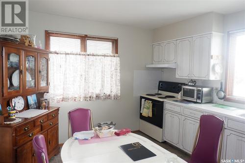 507 6Th Avenue W, Assiniboia, SK - Indoor Photo Showing Kitchen
