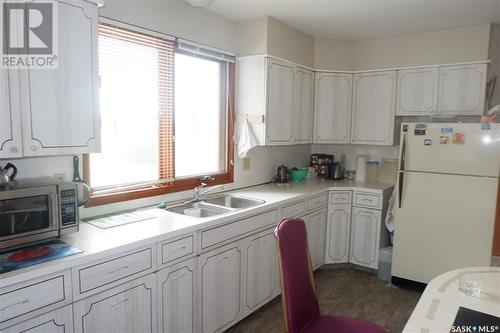507 6Th Avenue W, Assiniboia, SK - Indoor Photo Showing Kitchen With Double Sink