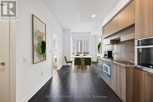 1210 - 39 Roehampton Avenue, Toronto, ON - Indoor Photo Showing Kitchen